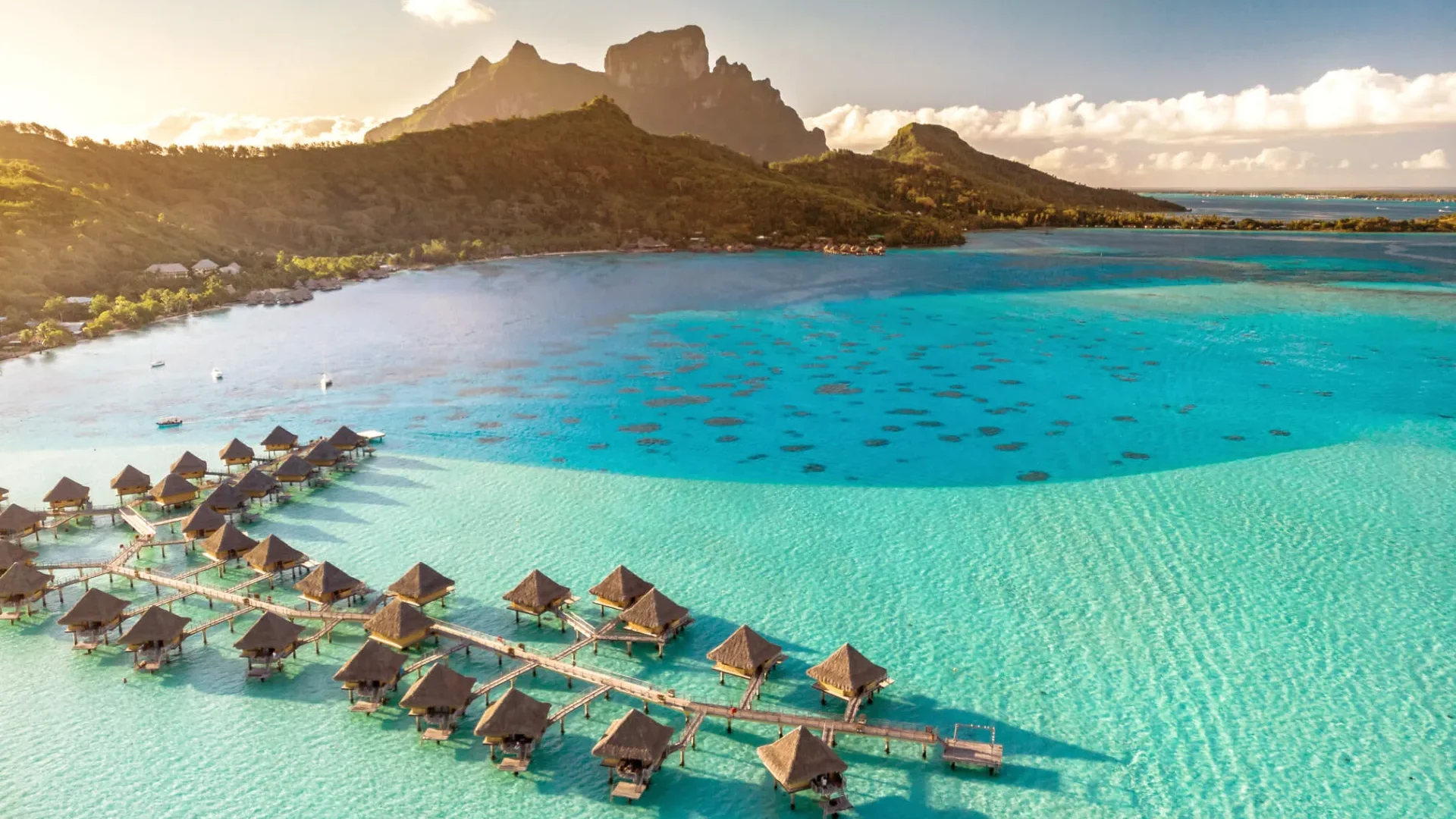 Descubre los 10 Mejores Destinos para una Luna de Miel Inolvidable 1 bora bora atardecer