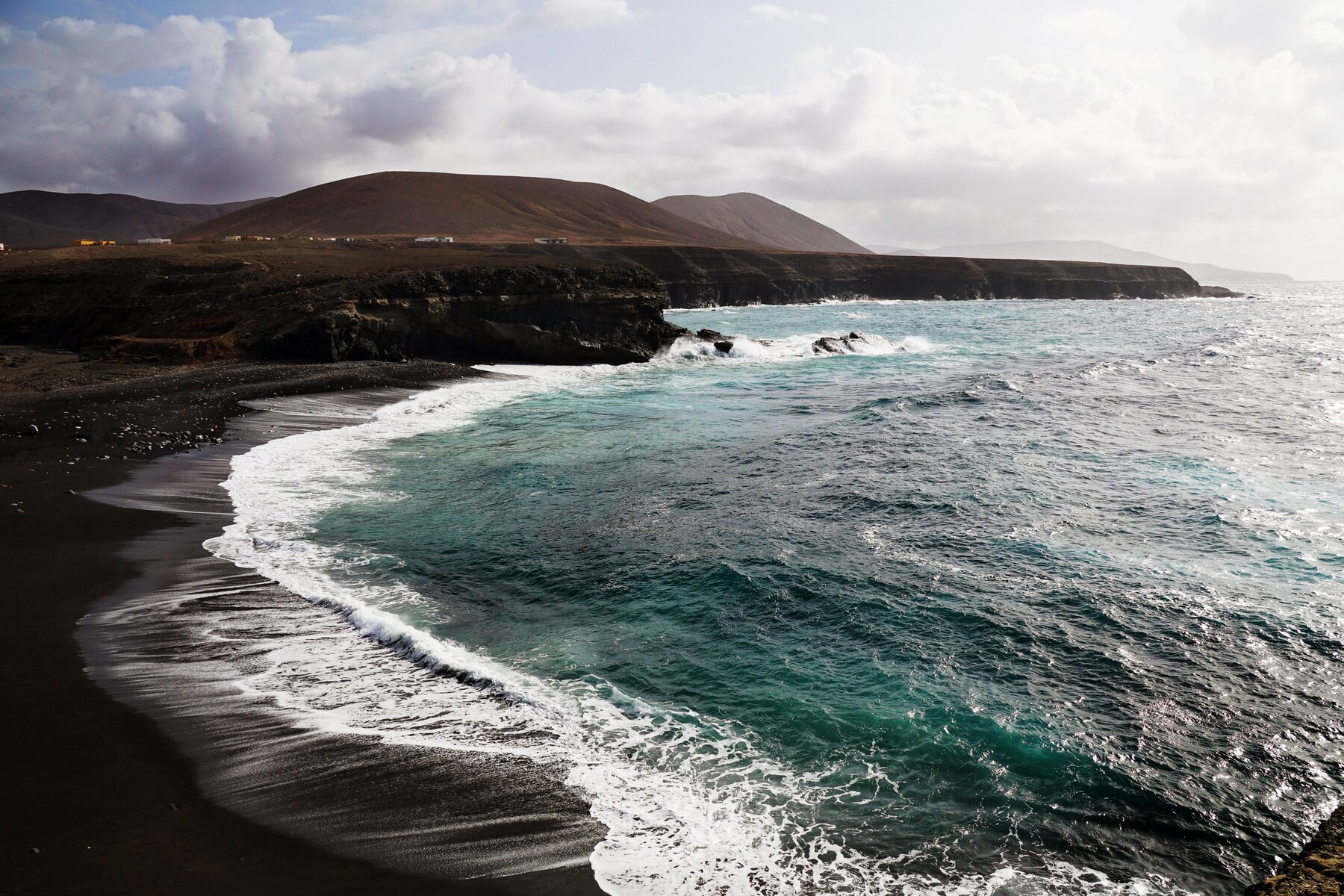 Ofertas Irresistibles de Vuelo Más Hotel en Lanzarote para tus Vacaciones 1 lanzarote playa arena oscura