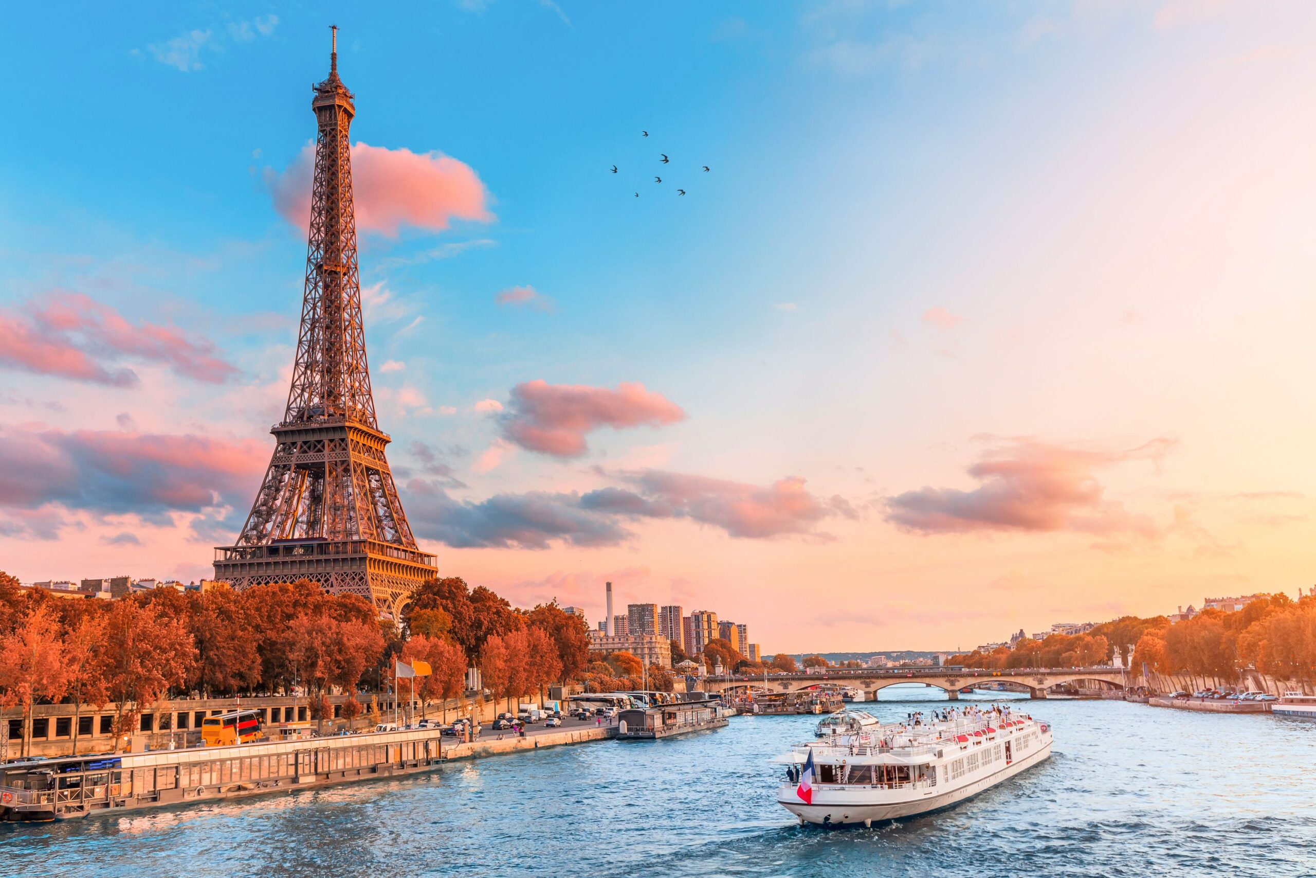 Descubre los 10 Mejores Destinos para una Luna de Miel Inolvidable 2 paris atardecer