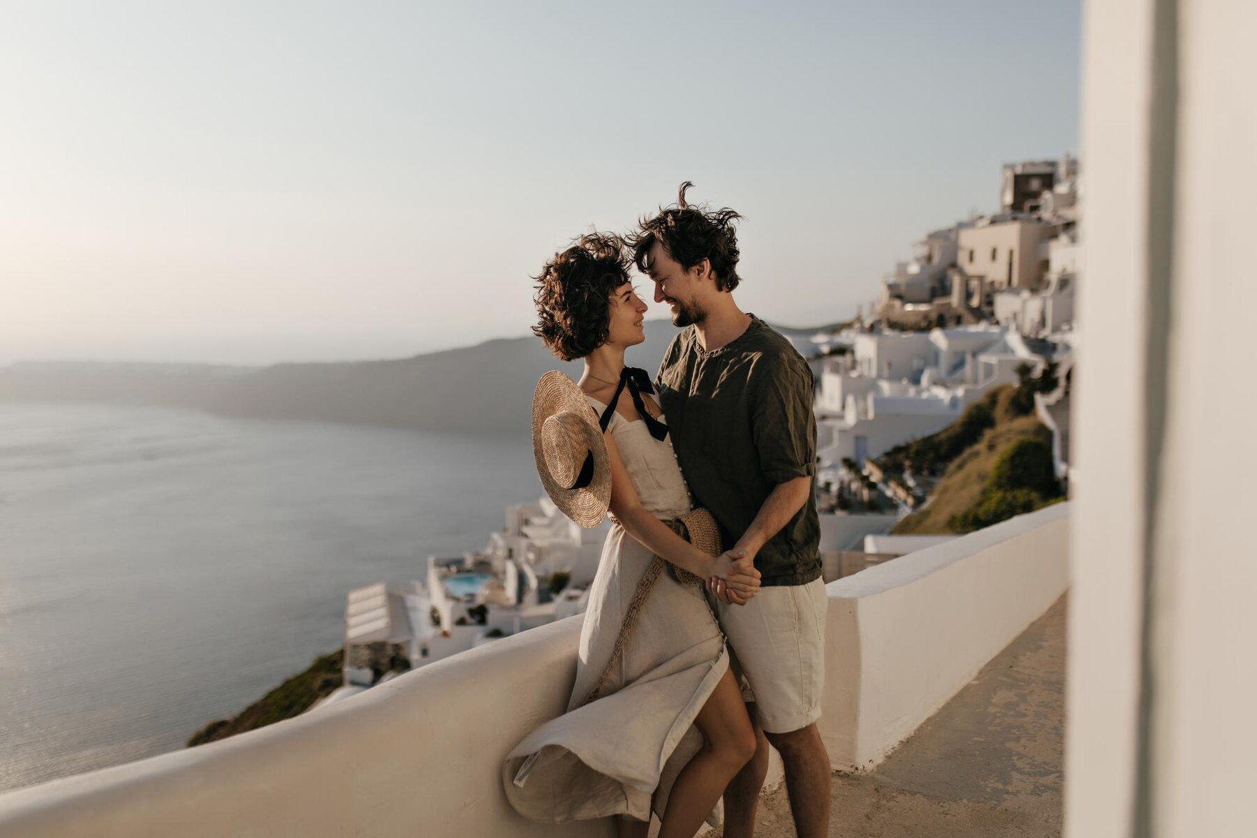 Top 10 Destinos de Viajes de Novios Inolvidables para 2025 2 pareja en santorini viendo el atardecer